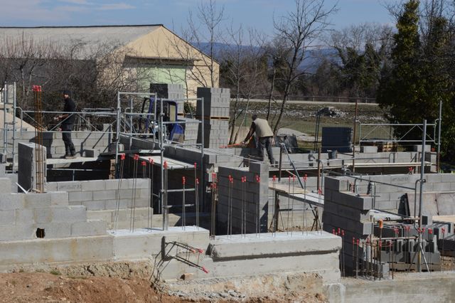 Ouvriers construisant les murs d’un bâtiment